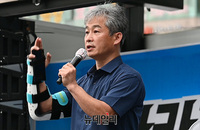 [영상] 文에 신발던진 정창옥 "애국세력, 빨갱이 서식하는 청와대에 진격해야"