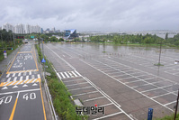[포토] 호우경보로 차량 통제된 한강 주변 야외주차장