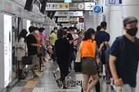 [포토] 길어지는 장마에 서울시 대중교통 증편 운행