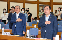 [포토] 국민의례하는 '김종인-박성중'