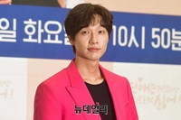 [포토] 강렬한 핫핑크 재킷으로 포인트 준 배우 지현우