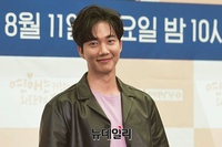 [포토] 훈훈한 비주얼 뽐내는 배우 박건일