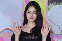 [포토] 반갑게 손인사하는 배우 한성민