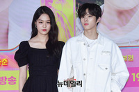 [포토] 블랙 앤 화이트 맞춰입은 커플 '한성민-김우석'