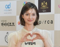 [포토] 안젤리나 다닐로바, 하트 날리는 바비인형