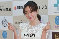 [포토] 홍수아 "양손 하트 받으세요"