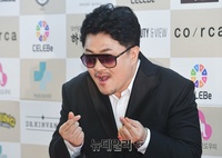 [포토] 블랙수트로 멋을 낸 데프콘