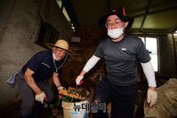 [포토] 수해자원봉사, 진흙범벅 구슬땀 흘리는 주호영 원내대표