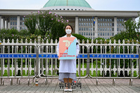 [포토] 의대생들, 의료시스템 붕괴 방지 '릴레이 1인 시위'…14일 의사총파업 궐기대회