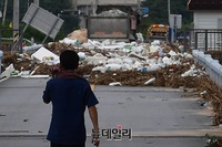 [포토] 섬진강 둑 붕괴, 주민들 한숨만큼 쌓인 쓰레기