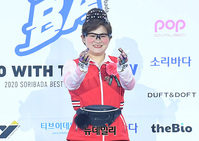 [포토] 가수 김다비 '하트 포즈한 이모'