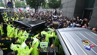[포토] '문재인 파면한다'며 청와대 향하는 시민들 막아선 경찰