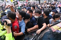 [포토] 청와대로 향하는 참가자들, 막아선 경찰과 대치