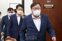 [포토] 원내대책회의 입장하는 김태년
