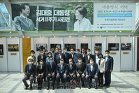 [포토] 故 김대중 서거 11주기 사진전, 기념촬영하는 '이해찬-김태년-이인영'