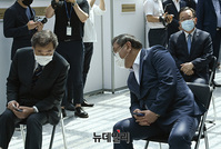 [포토] 故 김대중 사진전서 대화나누는 '김태년-이낙연'