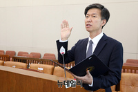 [포토] 선서하는 김대지 국세청장 후보자