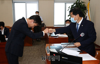[포토] 선서문 전달하는 김대지 국세청장 후보자
