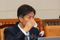 [포토] 인사청문회, 목타는 김대지 국세청장 후보자
