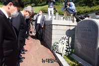 [포토] 5.18민주묘지 행불자묘역 참배하는 김종인