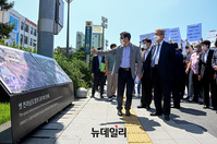 [포토] 옛 전남도청 찾은 김종인 통합당 위원장…대학생진보연합 "사죄하라"