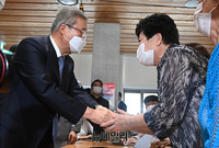 [포토] 호남서 오월어머니회와 손 맞잡은 김종인 위원장