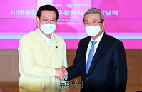 [포토] 광주서 손 맞잡은 '김종인-이용섭'