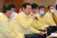 [포토] 통합당 맞이한 이용섭 광주시장…"5.18 역사왜곡처벌특별법 통과 도와달라"