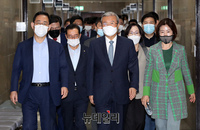 [포토] 비대위 참석하는 김종인-주호영