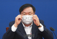 [포토] 안경 고쳐쓰는 김태년 원내대표