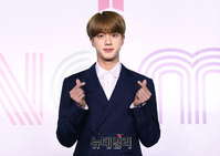 [포토] BTS 진 '스윗한 손하트'