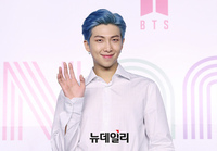 [포토] 방탄소년단 RM "다이너마이트로 돌아 왔어요"