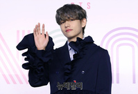 [포토] BTS 뷔, 고급스러운 손인사