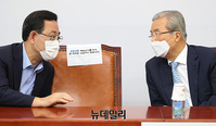 [포토] 통합당 비대위, 대화하는 '김종인-주호영'