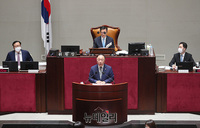 [포토] 국회 예결위장서 발언하는 홍남기 부총리