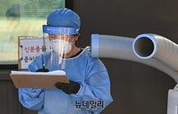 [포토] 서울 전역 폭염경보 발효…더위 식히는 의료진
