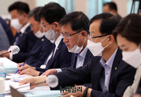 [포토] 서울시 마스크 착용 의무화 시행…'턱스크'한 국회의원들