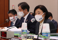 [포토] 의원들 질의에 답하는 박영선