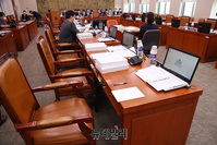 [포토] 코로나 확산 방지…질의의원만 남은 국회 문체위 전체회의