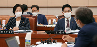 [포토] 국회 법사위 전체회의, 질의에 답하는 추미애