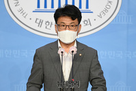 [포토] 민주당 전당대회 관련 기자회견 갖는 진성준 간사