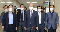 [포토] 비대위원장-중진의원 회의 입장하는 '김종인-주호영'