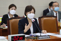 [포토] 질의 답하는 이의경 식약처장