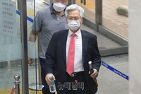 [포토] 文대통령 명예훼손 혐의, 법원 출석하는 고영주 전 이사장