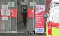 [포토] 길어지는 의료 공백...응급실 앞에 놓인 진 지연 안내문