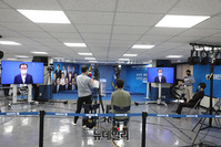 [포토] 더불어민주당 초유의 '온택트' 전당대회…새로운 지도부 선출