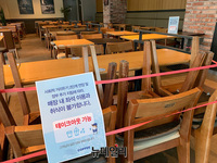 [포토] 사회적 거리두기 2.5단계…점심시간에도 텅 빈 프랜차이즈 카페
