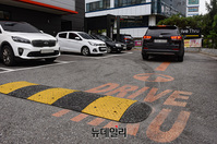 [포토] 사회적 거리두기 2.5단계 시행…'드라이브 스루' 이용하는 시민들