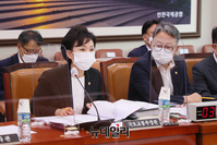 [포토] 질문에 답하는 김현미 국토부 장관