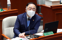 [포토] 예결위 참석한 홍남기 경제부총리